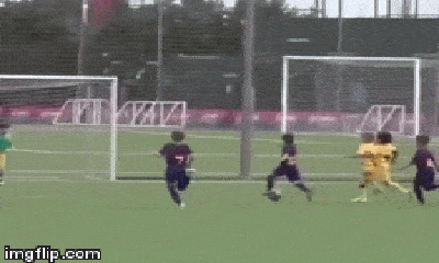 Video: Con trai cả của Messi gây sốt khi ghi bàn cho đội trẻ Barcelona
