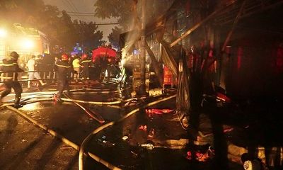 TP.HCM: Hỏa hoạn bao trùm 1 căn nhà và 9 ki ốt ở Bình Tân, nhiều tài sản bị thiêu rụi