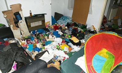 Bỏ bê con sống đói khổ trong nhà ngập rác, cha mẹ nghiện ma túy thoát án tù