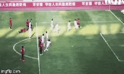 Video: Màn phối hợp đá phạt đỉnh cao khiến thủ môn chỉ biết chôn chân đứng nhìn bóng vào lưới