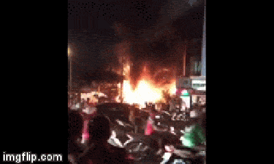 Video: Đang dừng đỗ trên đường, xe khách giường nằm bất ngờ bốc cháy kinh hoàng