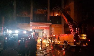 Thanh Hóa: Tòa nhà dầu khí bất ngờ bốc cháy dữ dội, nhiều người mắc kẹt