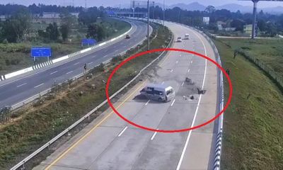 Video: Ôtô nổ lốp đâm vào rào chắn cao tốc, hành khách trên xe bị hất văng tứ phía