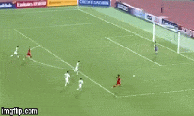 Video: Tấn Tài căng ngang vừa tầm, Tiến Linh băng xuống dứt điểm mở tỉ số cho U23 Việt Nam