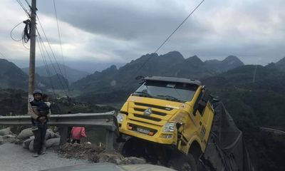 Video: Kinh hoàng khoảnh khắc xe tải mất đà khi đang lên đèo, rơi tự do xuống vách núi