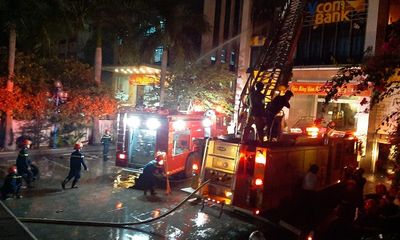 Vụ cháy tòa nhà dầu khí ở Thanh Hóa: Thêm 1 nạn nhân tử vong, 3 cảnh sát PCCC nhập viện vì ngạt khí