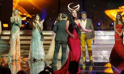 Thí sinh Miss Global gân cổ mắng ban tổ chức cuộc thi ngay trên sân khấu