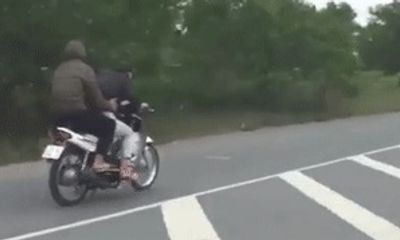 Video: Hai thanh niên không đội mũ bảo hiểm liều lĩnh bốc đầu xe máy trước CSGT