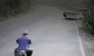 Video: Đâm vào cửa ôtô đang mở, tài xế xe máy ngã văng ra đường