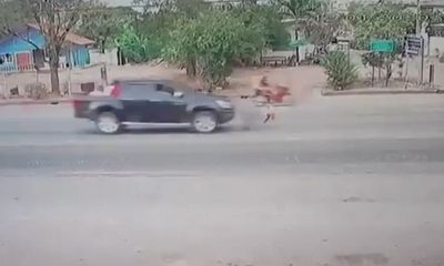 Video: Bị ô tô tông văng 6m, bé gái 5 tuổi tự đứng dậy, thoát chết thần kỳ