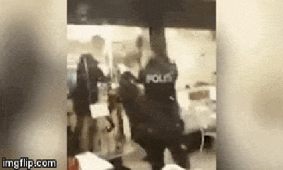 Video: Cảnh sát bắn hơn 20 phát vào người đàn ông cầm dao