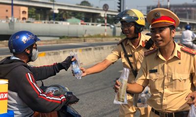 Video: Lực lượng CSGT phát hàng trăm chai nước suối cho người dân trên đường về quê ăn Tết