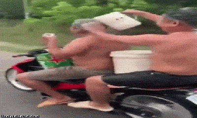 Video: Hai nam thanh niên vừa đi xe máy vừa gội đầu bị phạt nặng