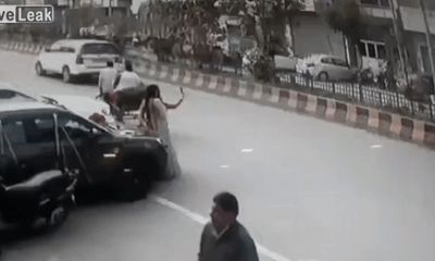 Video: Mải chụp hình tự sướng giữa đường, cô gái bị cướp giật điện thoại nhanh như chớp