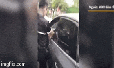 Video: Hai cháu nhỏ khóc thét hoảng loạn, bị ngạt khí vì mắc kẹt trong xe ô tô