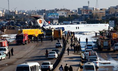 Máy bay chở khách của Iran lao ra phố khi hạ cánh