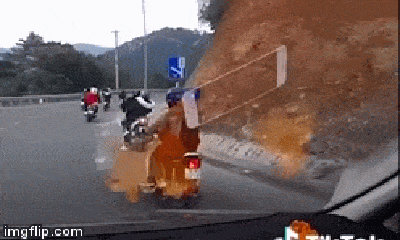 Video: Rùng mình cảnh cô gái nhảy xuống khỏi xe máy bạn trai khi đang đổ đèo Tam Đảo