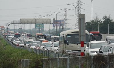 Người dân đồ về Hà Nội sau kì nghỉ Tết, cao tốc Pháp Vân - Cầu Giẽ ùn tắc kéo dài