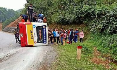 Thái Nguyên: Lật xe buýt, hành khách hoảng loạn đập cửa kính thoát thân