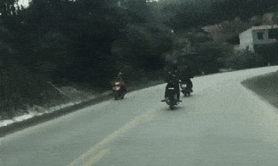 Video: Tài xế xe máy nghi say rượu đánh võng, đâm vào lề đường