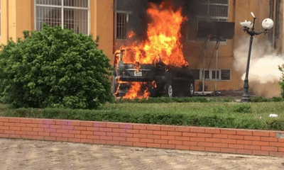 Hà Nội: Xế hộp tiền tỉ bất ngờ bốc cháy trơ khung dưới sân chung cư