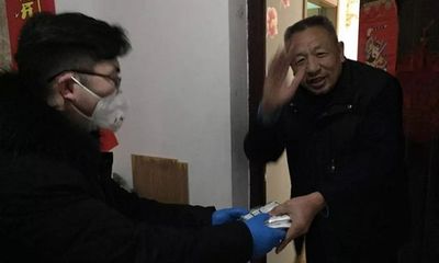 Ngăn nhiễm virus corona, thanh niên Trung Quốc tặng hàng xóm 6.000 chiếc khẩu trang