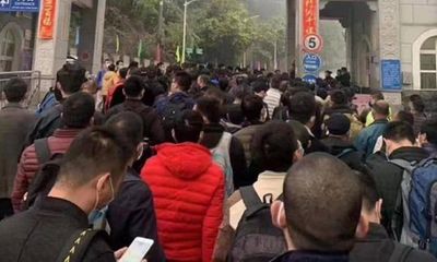 Hàng trăm người Trung Quốc xếp hàng chờ nhập cảnh Việt Nam ở cửa khẩu Hữu Nghị