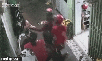 Video: Bị giật dây chuyền vàng, người phụ nữ ngã dập mặt xuống đất