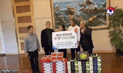 Video: HLV Park Hang-seo tặng nhân sâm, hoa quả tươi cho tuyển nữ Việt Nam