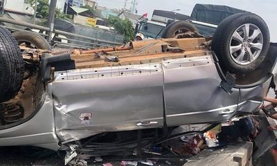 TP.HCM: Container tông ô tô lật ngửa trên cầu, 5 người may mắn thoát chết trong gang tấc