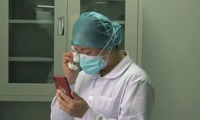 Kìm nén nỗi đau mất mẹ, nữ y tá tiếp tục chiến đấu với dịch bệnh ở Vũ Hán