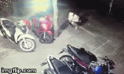 Video: 2 gã thanh niên liều lĩnh trộm xe máy ở đám tang