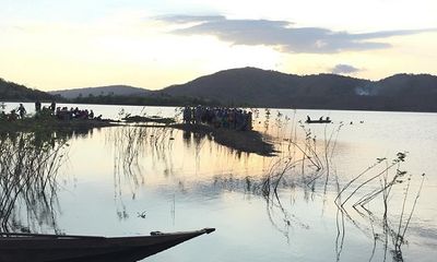 Tích cực tìm kiếm nam sinh mất tích trong vụ lật xuồng ở hồ sông Móng