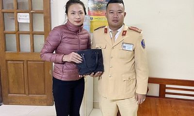 CSGT Hà Nội trả lại gần 50 triệu đồng cho người đánh rơi