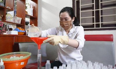 Nữ kỹ sư pha chế hơn 200 chai nước rửa tay phát miễn phí cho người dân quê nhà
