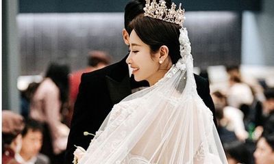 Cận cảnh váy cưới như công chúa cổ tích khiến sao nữ vô danh xứ Hàn thành tâm điểm