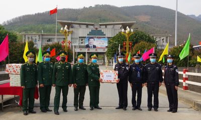 Bộ đội biên phòng Lai Châu tặng 3.000 khẩu trang cho lực lượng bảo vệ biên giới Trung Quốc