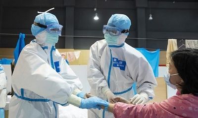 Bên trong bệnh viện dã chiến đầu tiên ở Vũ Hán điều trị Covid-19 bằng liệu pháp y học cổ truyền
