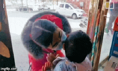 Video: Cảm động nụ hôn qua cửa kính của nữ y tá và con trai sau 26 ngày xa cách