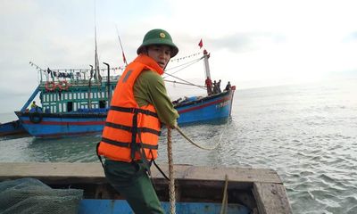 Kịp thời cứu 11 thuyền viên trên tàu cá gặp nạn ở cửa biển Thuận An