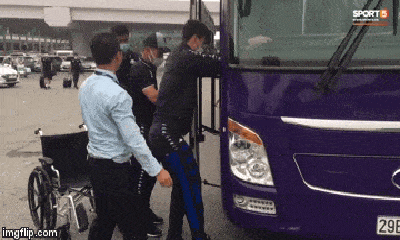 Video: Duy Mạnh di chuyển bằng xe lăn, nhảy lò cò lên xe buýt khi về Hà Nội
