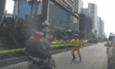 Video: Tài xế xe máy vít ga, lạng lách né CSGT ở Hà Nội