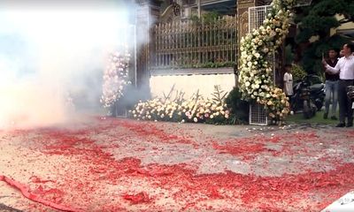 Tin tức thời sự mới nóng nhất hôm nay 4/3/2020: Pháo đốt đỏ đường trong một đám cưới ở Hà Nội