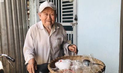 Kon Tum: Cụ ông 90 tuổi đi bán hàng rong 'nuôi' tấm lòng nhân ái