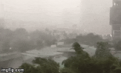 Video: 2h chiều mưa dông ập đến, bầu trời Hà Nội bỗng tối đen giữa ban ngày
