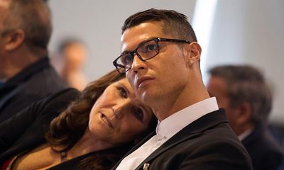 Ronaldo đáp chuyến bay khẩn cấp về quê nhà chăm sóc mẹ bị đột quỵ