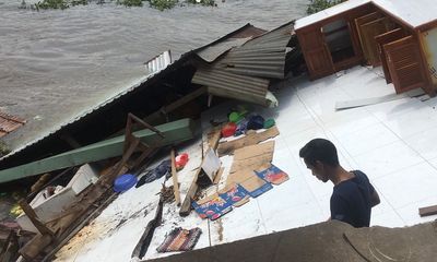 Cần Thơ: Sạt lở gần khu vực chợ nổi, 5 căn nhà chìm trong dòng nước