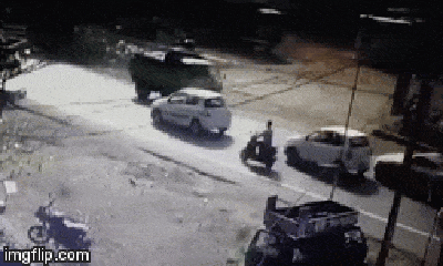 Video: Kinh hoàng cảnh ô tô lấn làn vượt ẩu bị xe tải đâm nát đầu