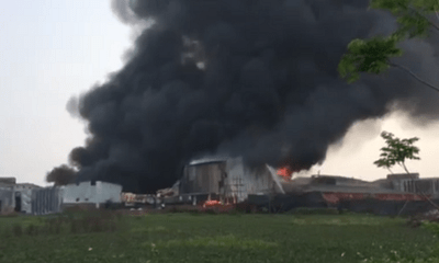 Video: Xưởng gia công sơn cháy kinh hoàng, cột khói đen kịt bốc cao hàng chục mét