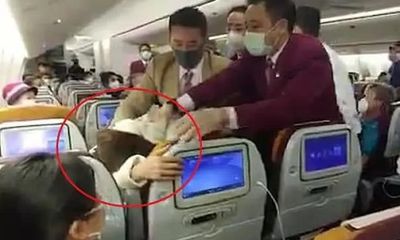 Người phụ nữ Trung Quốc cố tình ho vào nữ tiếp viên trên máy bay